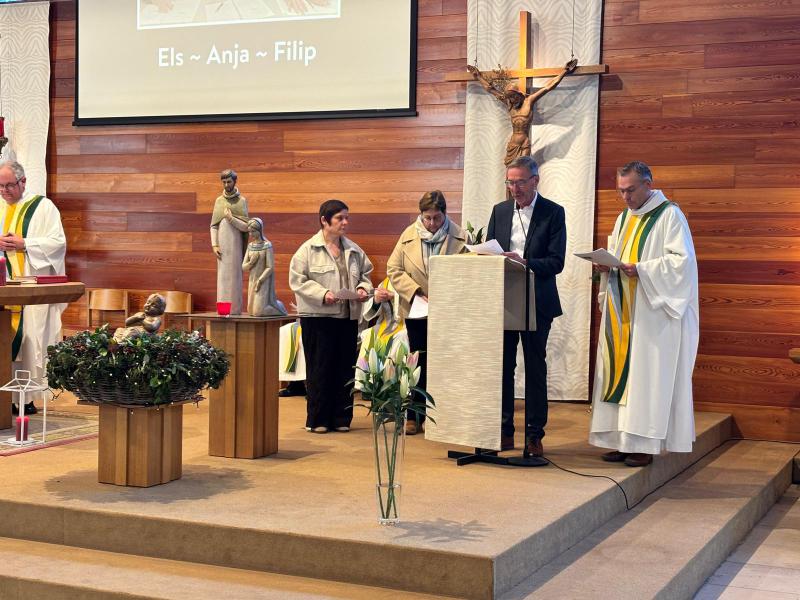 Nieuwe teamleden stellen elkaar voor. 