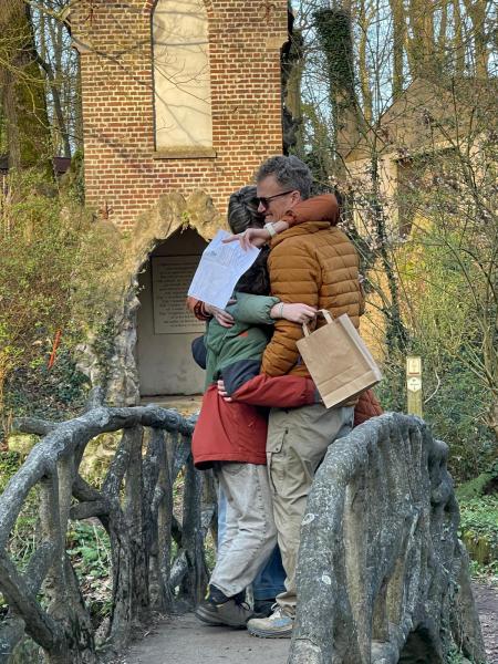 Een gezin op weg naar het vormsel. 