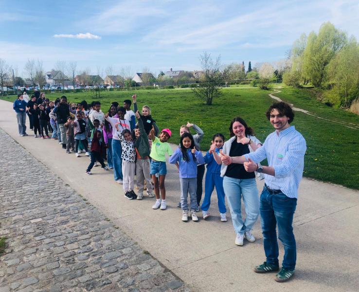 Vrijwilligers met de kinderen van Karibu in de Gavers. 
