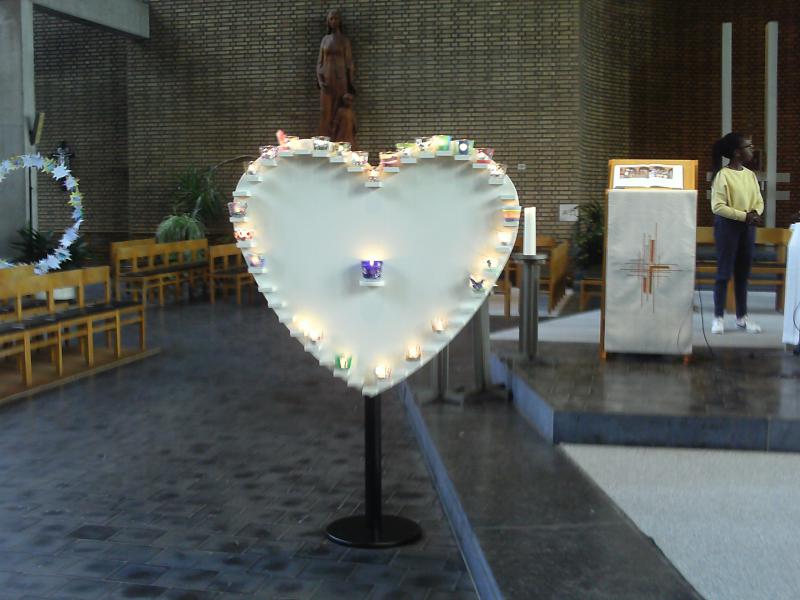 Het hart met alle lichtjes van de eerste communicanten 