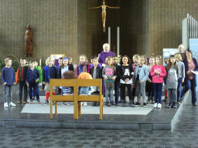 We zingen samen: "De wereld is een toverbal" 