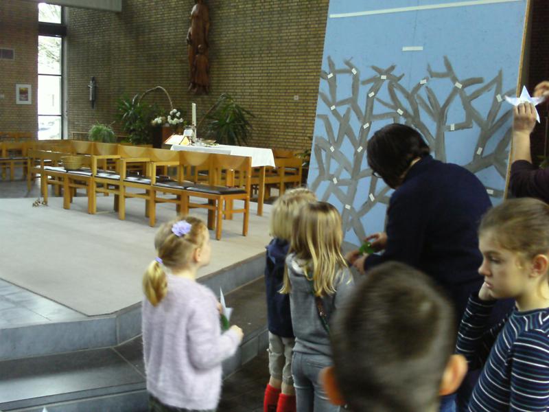 De kinderen brengen hun complimentjes en sterretje aan 
