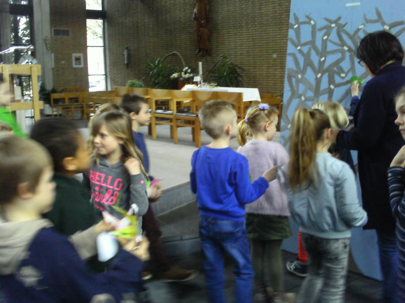 De kinderen brengen hun complimentjes en sterretje aan 