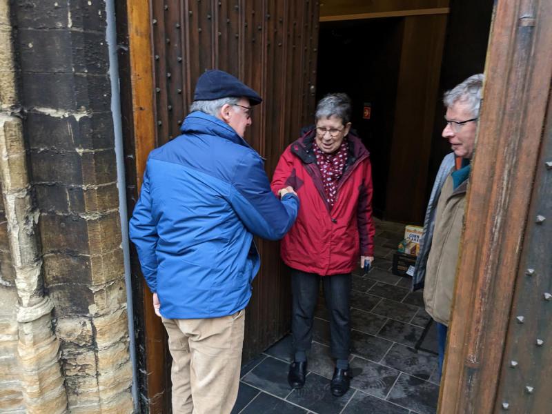 Goederen van de ‘Solidariteitstafel’ van kerst 2022 ophalen © Pastorale zone Leuven aan de Dijle