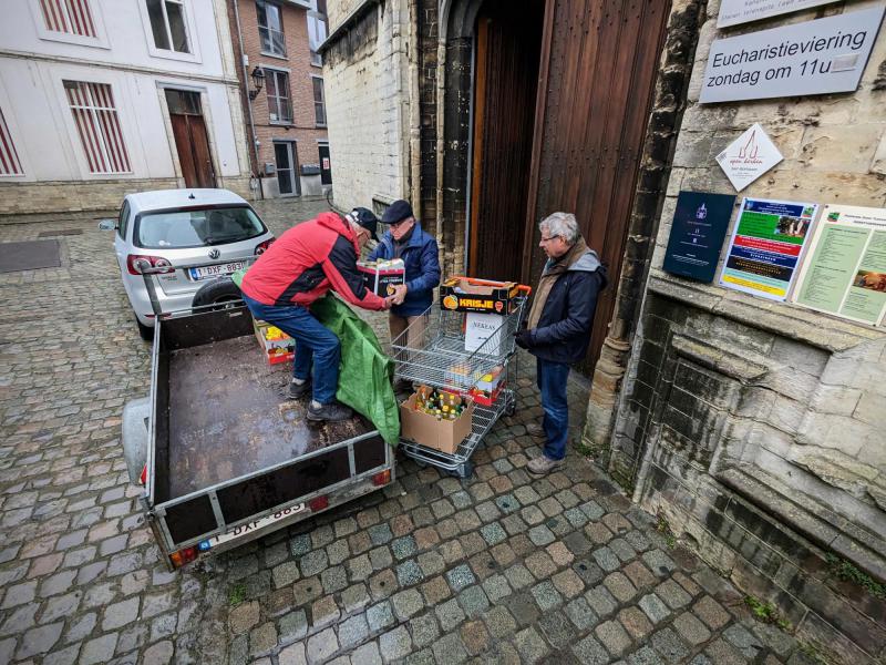 Goederen van de ‘Solidariteitstafel’ van kerst 2022 ophalen © Pastorale zone Leuven aan de Dijle