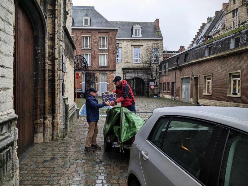 Goederen van de ‘Solidariteitstafel’ van kerst 2022 ophalen © Pastorale zone Leuven aan de Dijle