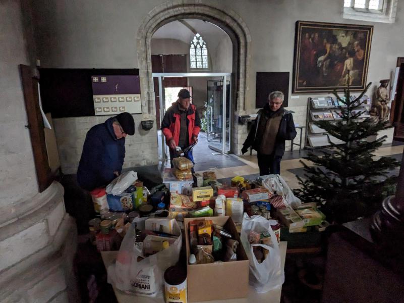 Goederen van de ‘Solidariteitstafel’ van kerst 2022 ophalen © Pastorale zone Leuven aan de Dijle
