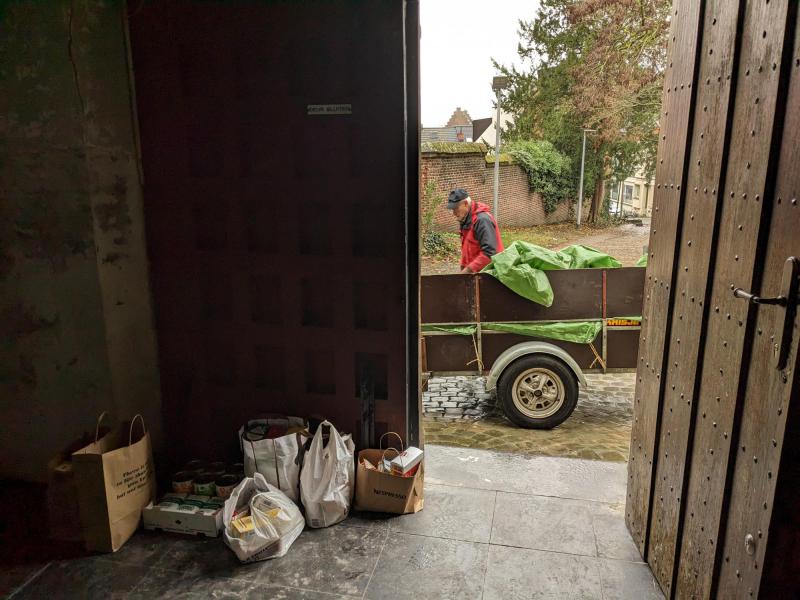 Goederen van de ‘Solidariteitstafel’ van kerst 2022 ophalen © Pastorale zone Leuven aan de Dijle