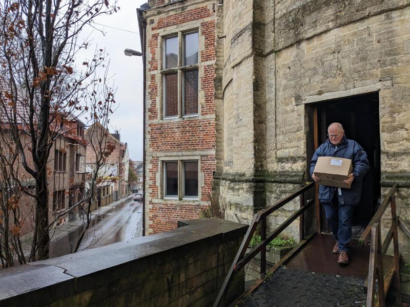 Goederen van de ‘Solidariteitstafel’ van kerst 2022 ophalen © Pastorale zone Leuven aan de Dijle