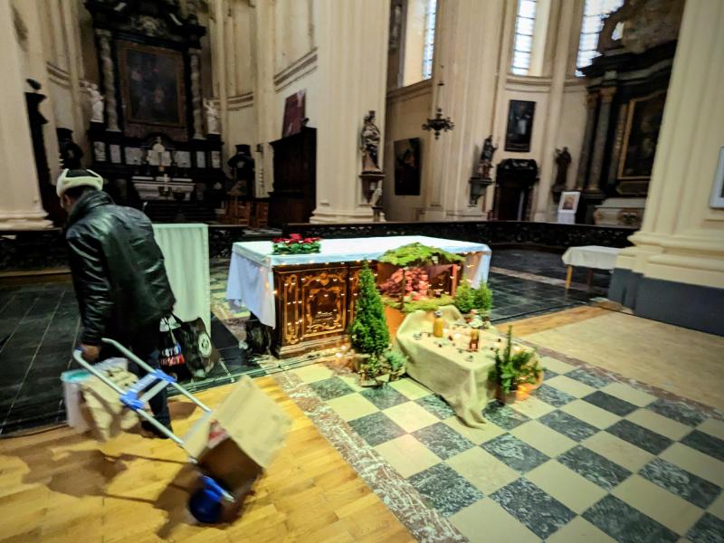 Goederen van de ‘Solidariteitstafel’ van kerst 2022 ophalen © Pastorale zone Leuven aan de Dijle