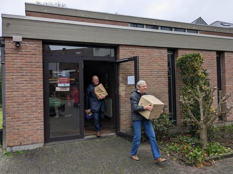 Goederen van de ‘Solidariteitstafel’ van kerst 2022 ophalen © Pastorale zone Leuven aan de Dijle