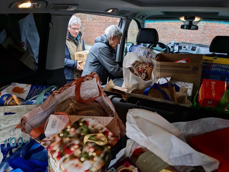 Goederen van de ‘Solidariteitstafel’ van kerst 2022 ophalen © Pastorale zone Leuven aan de Dijle