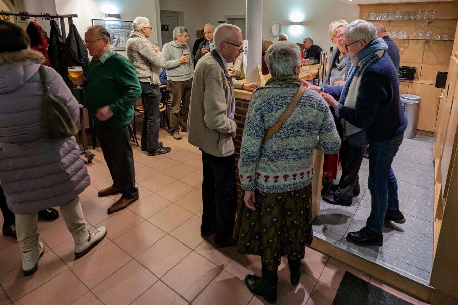 Het proeven van de Bartholomeus tripel in zaal Geertruihof © Pastorale zone Leuven aan de Dijle