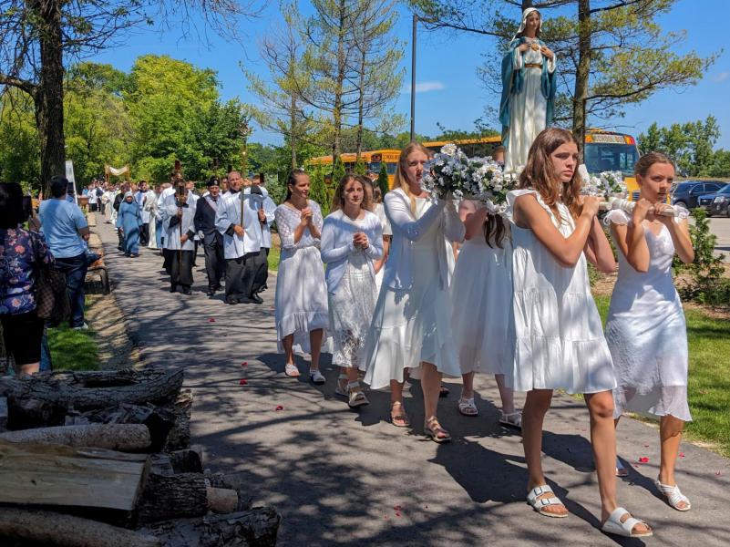 Het dragen van het Mariabeeld tijdens de processie op 15 augustus 2023 © John Steffen