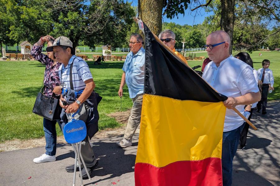 Henri Meulemans, auteur van dit artikel, tijdens de processie op 15 augustus 2023 © John Steffen