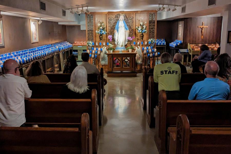 Het Oratorium van de Verschijning is een intieme gebedsruimte direct onder de kapel © John Steffen