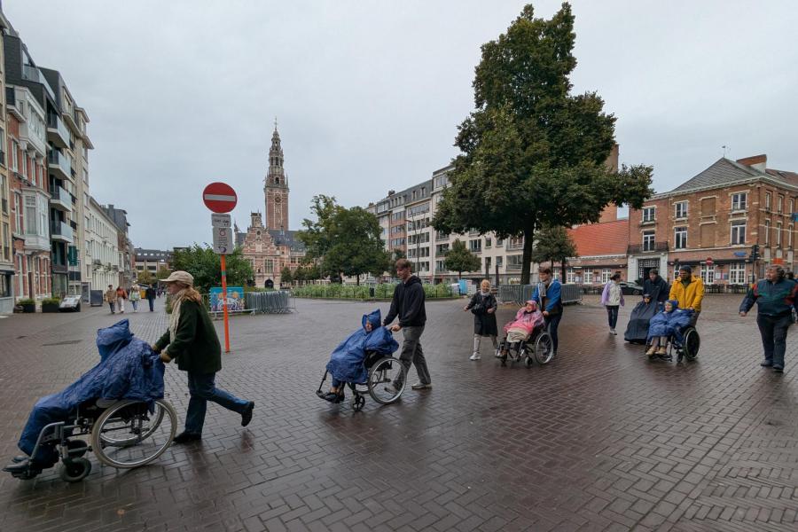 Bewoners van WZC Sint-Vincentius met familieleden en vrijwilligers van de Sint-Kwintensgemeenschap © Pastorale zone Leuven aan de Dijle