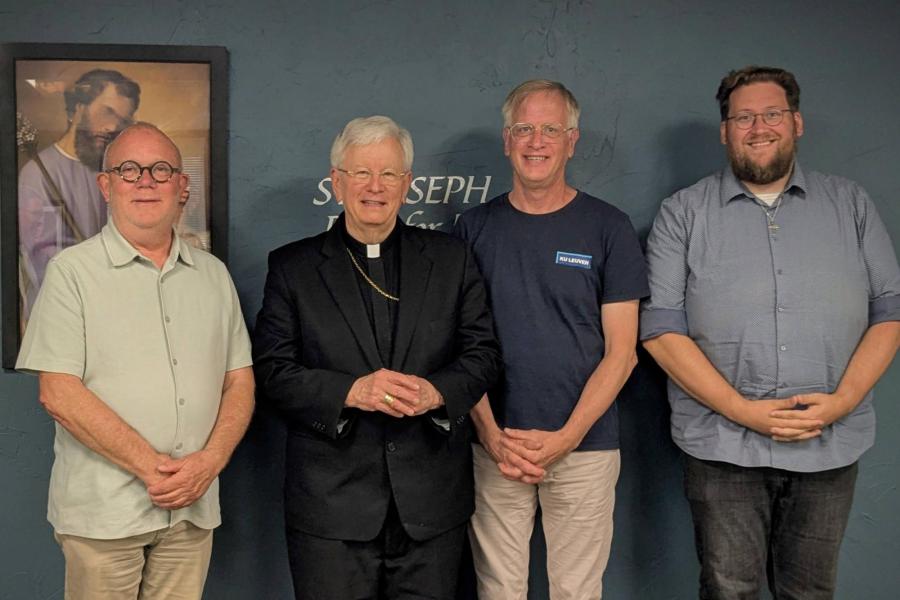 Henri Meulemans, John Steffen en Pieter van Wetten op bezoek bij bisschop Ricken, augustus 2025 © John Steffen