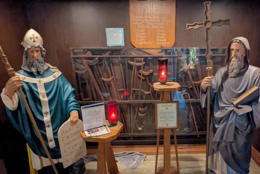 Krukken achtergelaten door pelgrims in het Oratorium © John Steffen