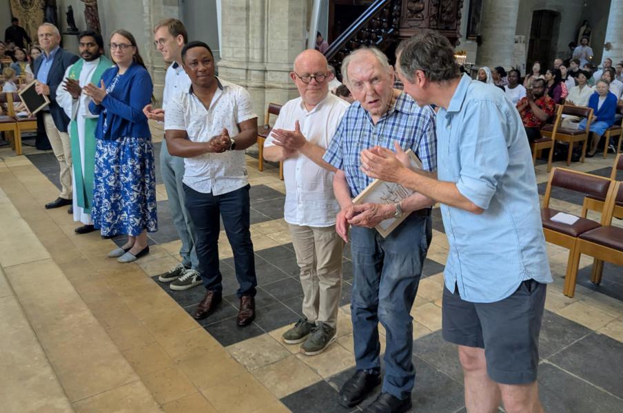 Francis Janssens en René Clerckx ontvangen een uniek geschenk als blijk van diepe dankbaarheid voor hun jarenlange toewijding © Pastorale zone Leuven aan de Dijle