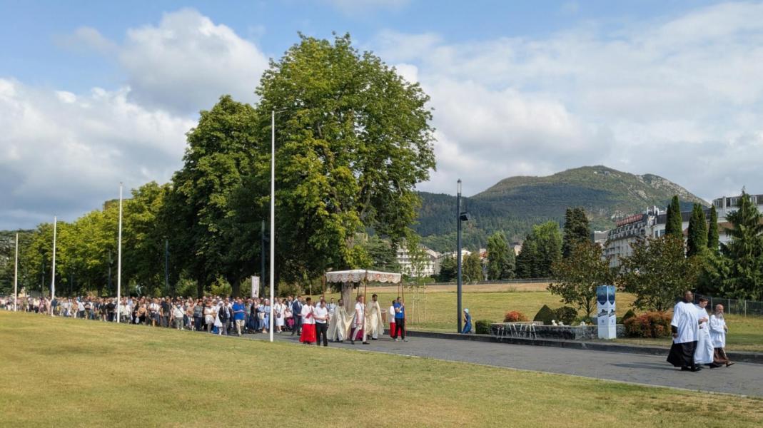 De sacramentsprocessie in Lourdes: één wereldwijde gemeenschap in gebed © Pastorale zone Leuven aan de Dijle