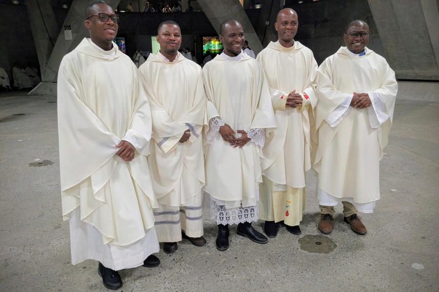 Onze priesters vlak voor de start van de internationale mis met duizenden gelovigen © Pastorale zone Leuven aan de Dijle