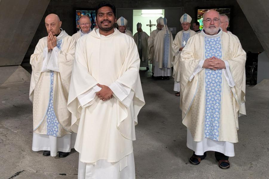 Priester Nani met de bisschoppen, klaar voor de internationale eucharistieviering © Pastorale zone Leuven aan de Dijle