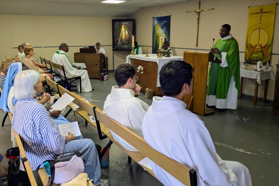De pelgrims vormen één hechte gemeenschap tijdens de eucharistieviering © Pastorale zone Leuven aan de Dijle