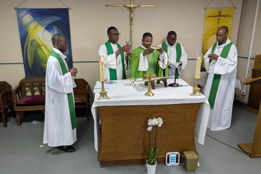 Samen vieren: priesters gaan voor in een van de dagelijkse eucharistievieringen © Pastorale zone Leuven aan de Dijle