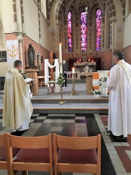 Paaswake 2021 in Rapertingen - deken Ali Cornelissis en diaken Gilbert Putzeis 