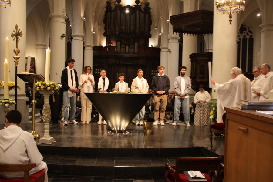 Volwassendoop tijdens de Paaswake © RR