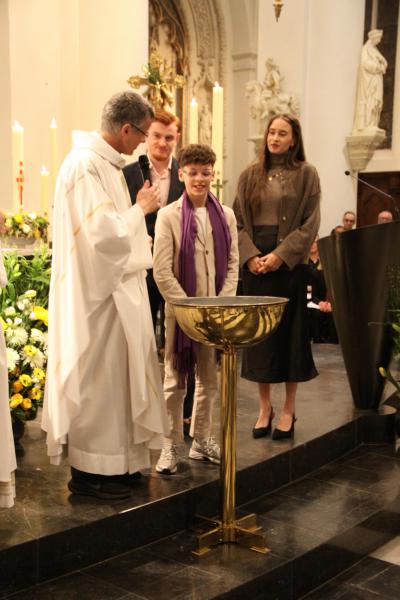 Volwassendoop tijdens de Paaswake © RR