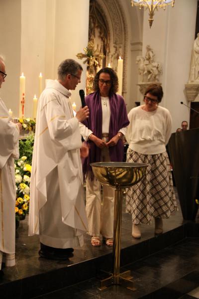 Volwassendoop tijdens de Paaswake © RR