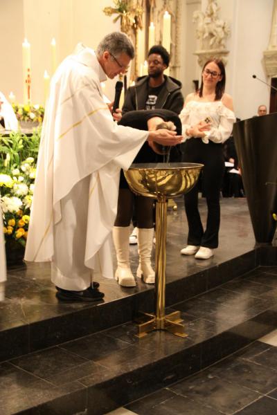 Volwassendoop tijdens de Paaswake © RR