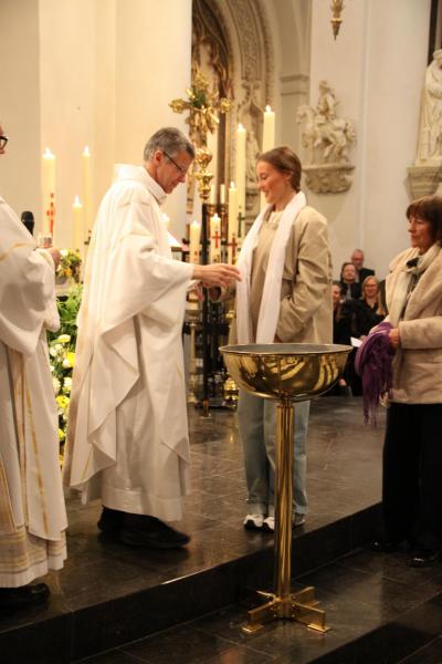 Volwassendoop tijdens de Paaswake © RR