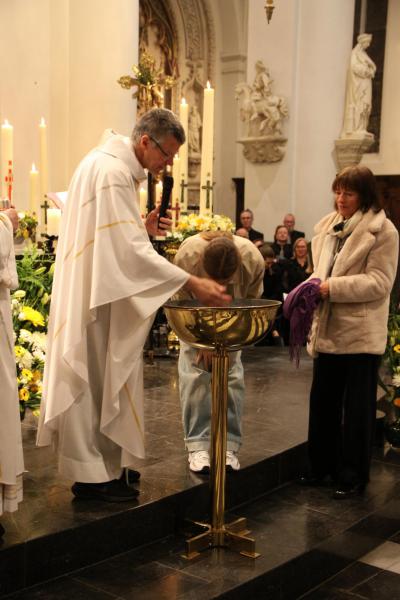 Volwassendoop tijdens de Paaswake © RR