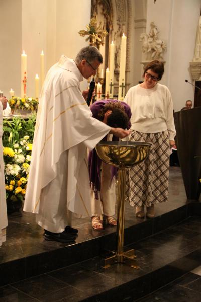 Volwassendoop tijdens de Paaswake © RR