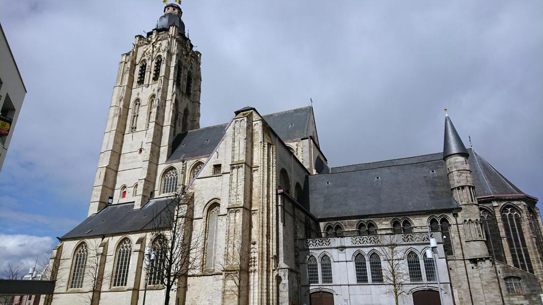 We vertrekken aan de voet van de Sint-Walburgakerk 