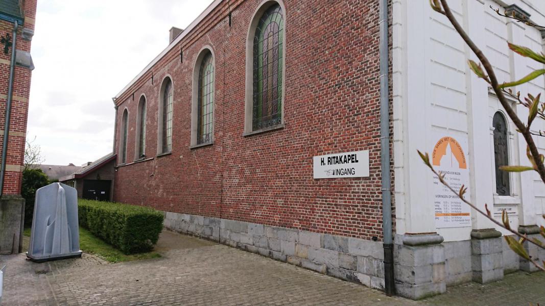 We stappen links net naast de kerk 