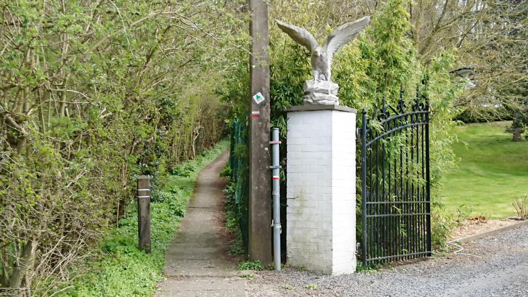 Hier volgen we de voetweg 'Groene wandeling' die steil omhoog loopt 