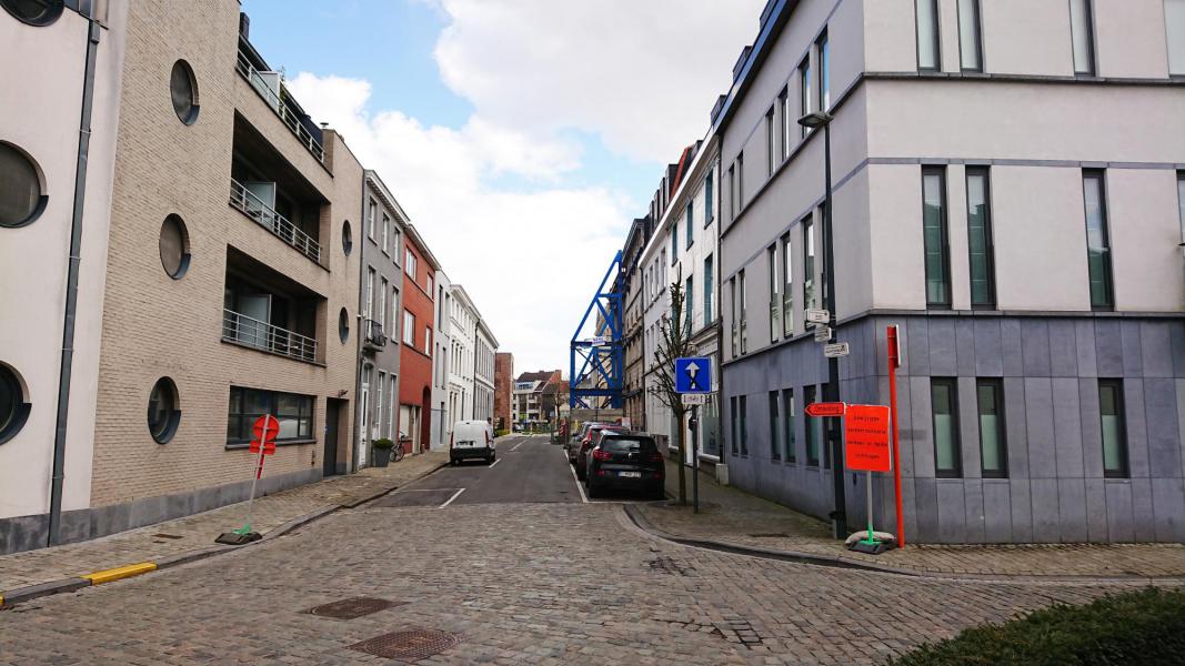 We stappen door de Kasteelstraat in de richting van de Schelde 