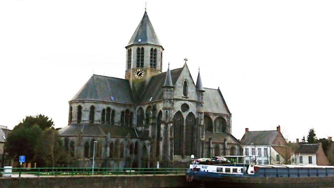 Via de hefbrug gaan we naar de Pamelekerk 