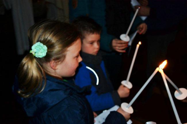 Kinderen delen het nieuwe licht uit © Urbain Van Kemseke