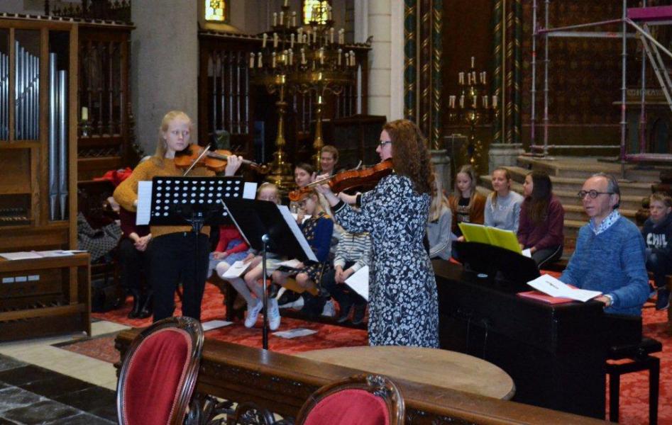 het kinderkoor onder begeleiding van Liesbet met violisten en organist © Urbain Van Kemseke