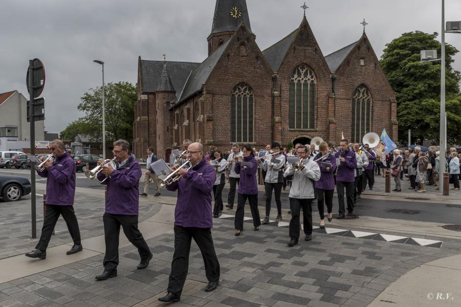 Twee harmonieën begeleidden pastoor Johan van huis naar kerk en feestzaal © Frans Dhoore