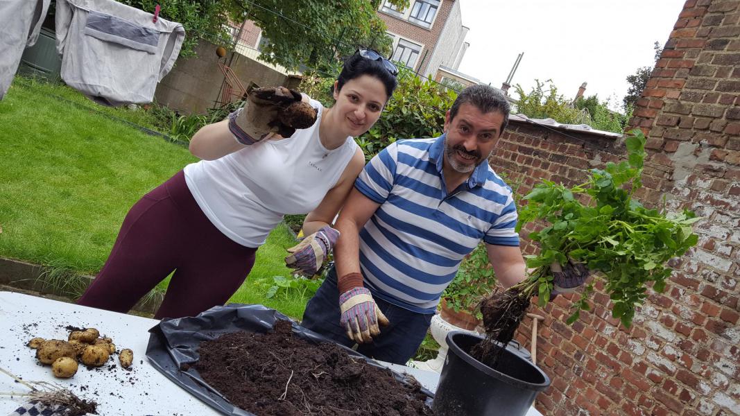 Khloud en Robin zijn blij verrast met de nieuwe patatjes die ze zelf hebben geplant. © Dirk Adams