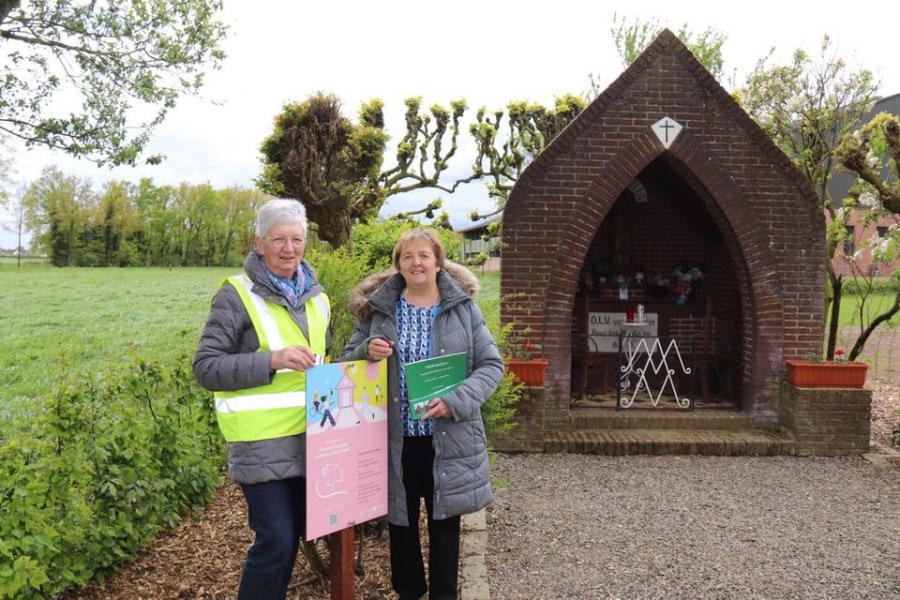 Francine Drijkoningen (Team 'Maria Graag Gezien' Bree) en Lisette Rijken (Ferm Gerdingen) bij de eerste vertelkapel. © Patrick Brebels