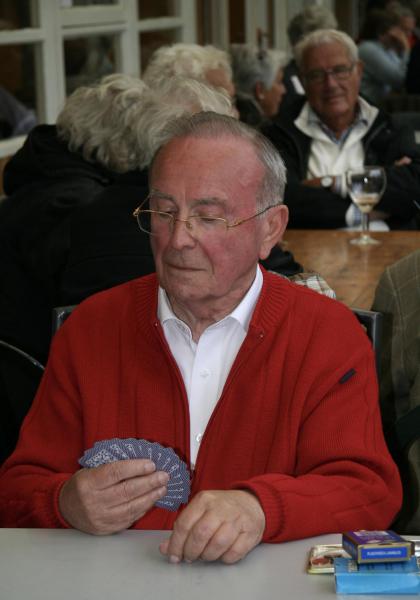 Paul Pas, genietend van een spelletje kaarten, Stotert (Olmen) 1 mei 2010 © Nathalie Bruffaerts