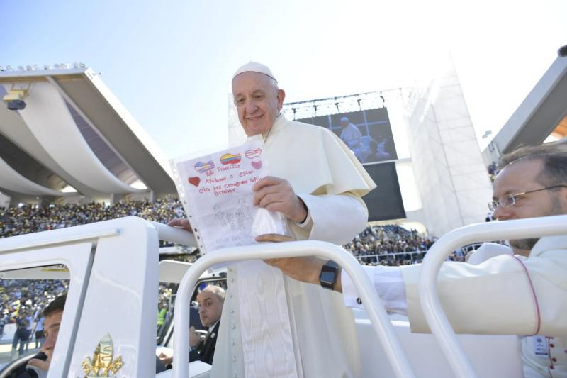 Paus Franciscus bij het binnenrijden van het stadion van Zayed Sports City in Abu Dhabi © VaticanNews