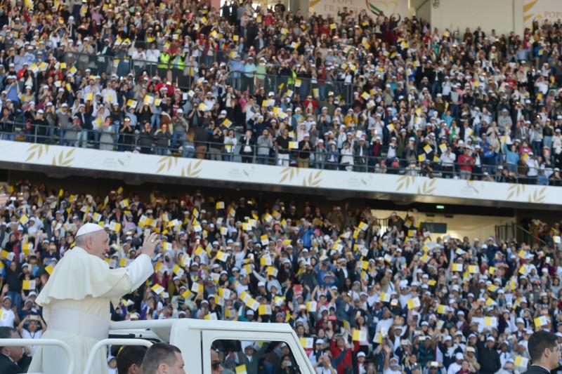 Paus Franciscus groet de enthousiaste menigte in het stadion van Zayed Sports City © VaticanNews